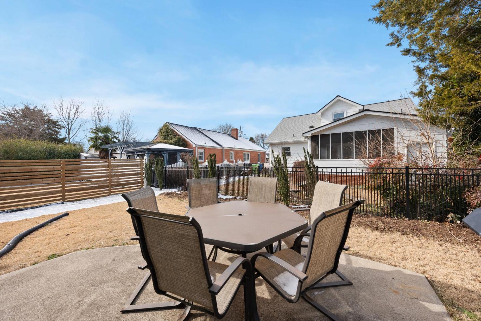 Charming Dt 3-Bed Bungalow With Fenced-In Yard ローリー エクステリア 写真