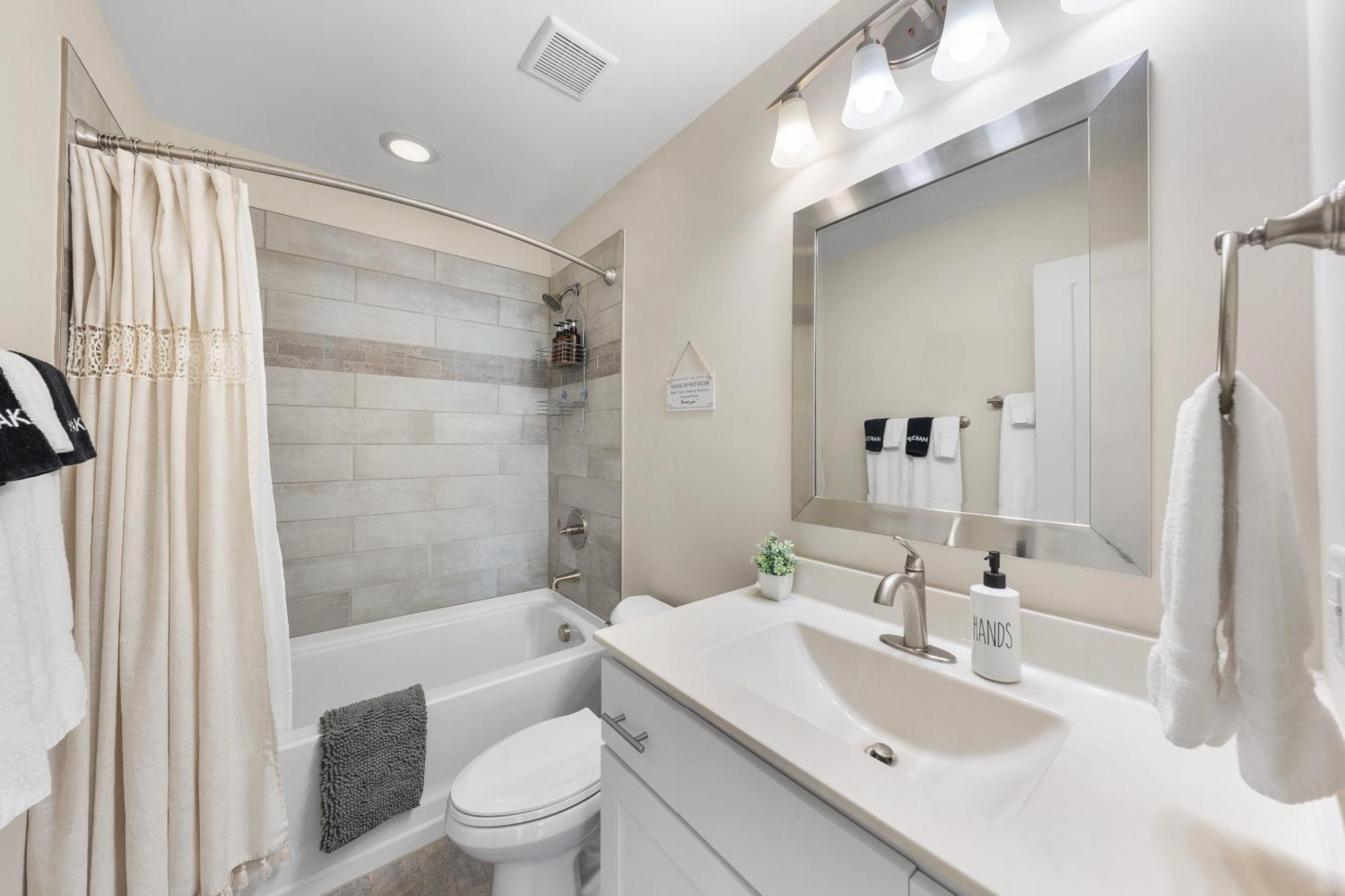 Charming Dt 3-Bed Bungalow With Fenced-In Yard ローリー エクステリア 写真