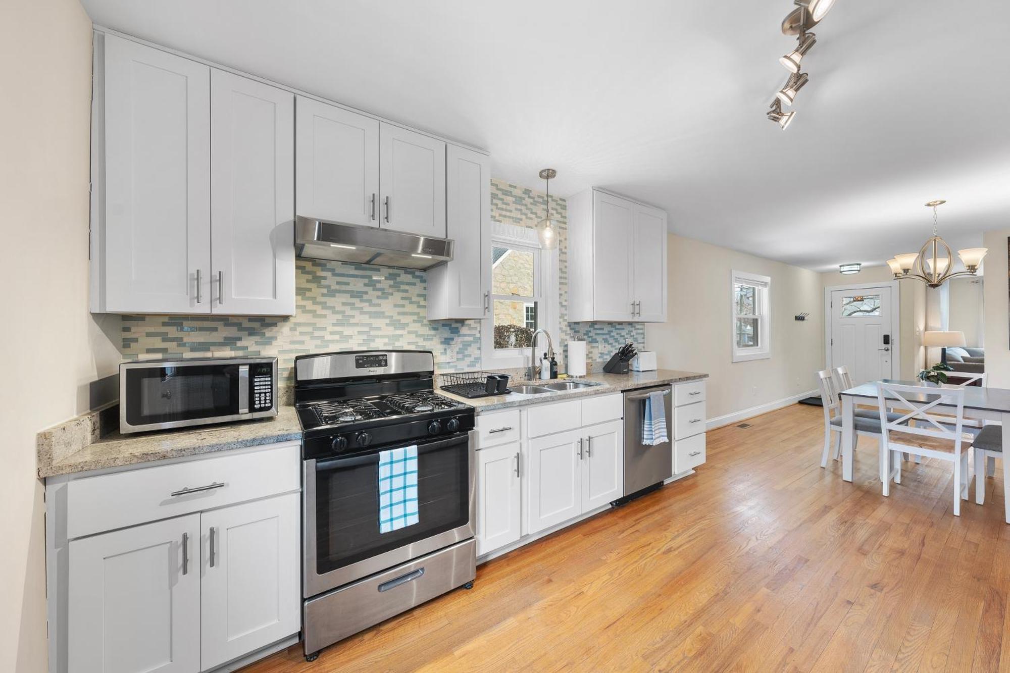 Charming Dt 3-Bed Bungalow With Fenced-In Yard ローリー エクステリア 写真