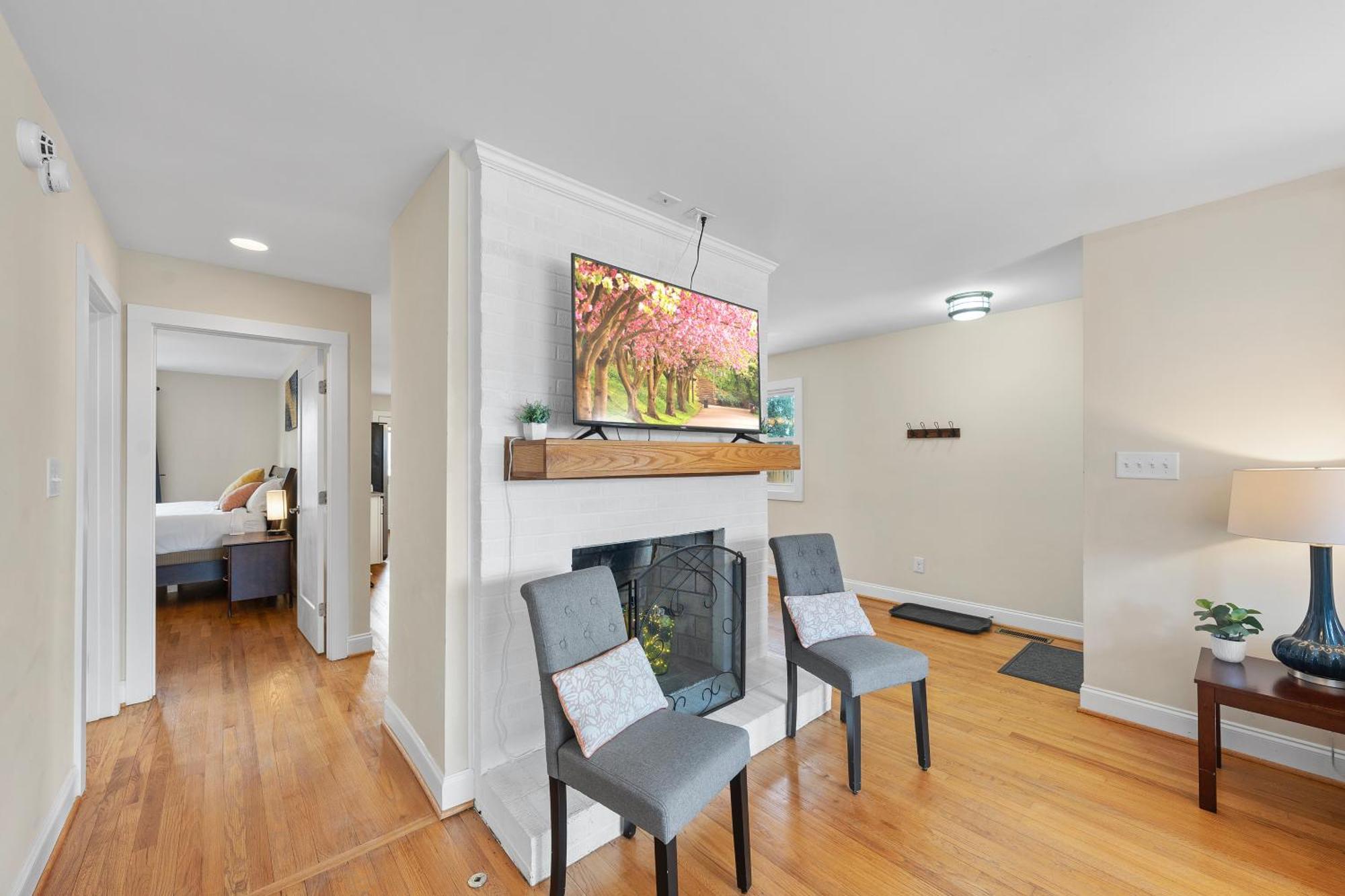 Charming Dt 3-Bed Bungalow With Fenced-In Yard ローリー エクステリア 写真