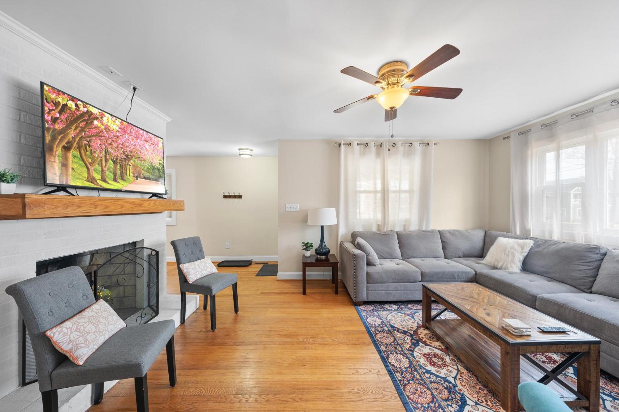 Charming Dt 3-Bed Bungalow With Fenced-In Yard ローリー エクステリア 写真