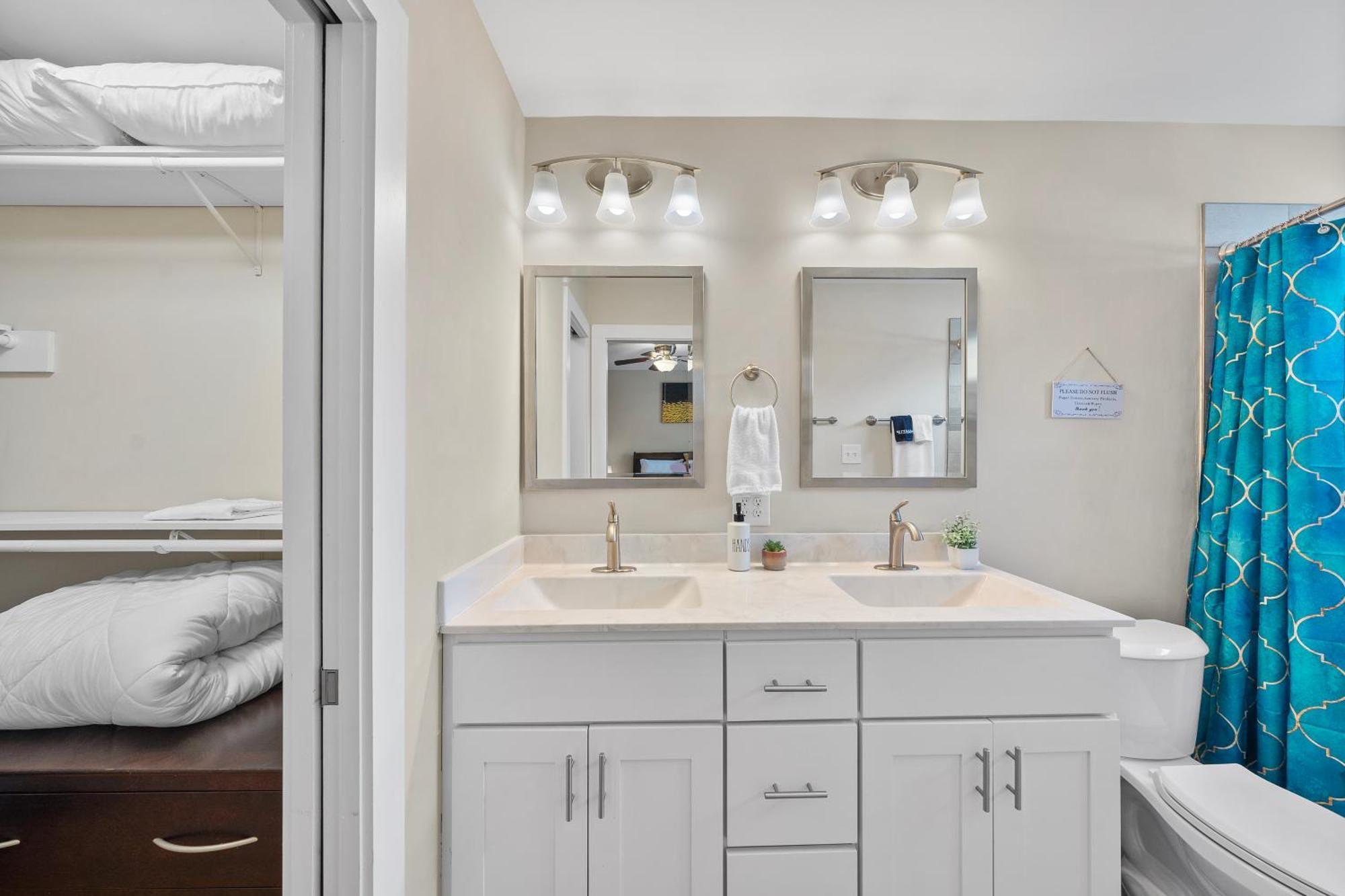 Charming Dt 3-Bed Bungalow With Fenced-In Yard ローリー エクステリア 写真